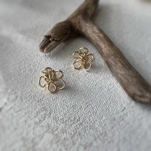 Daisy Wire Wrapped Flower Studs